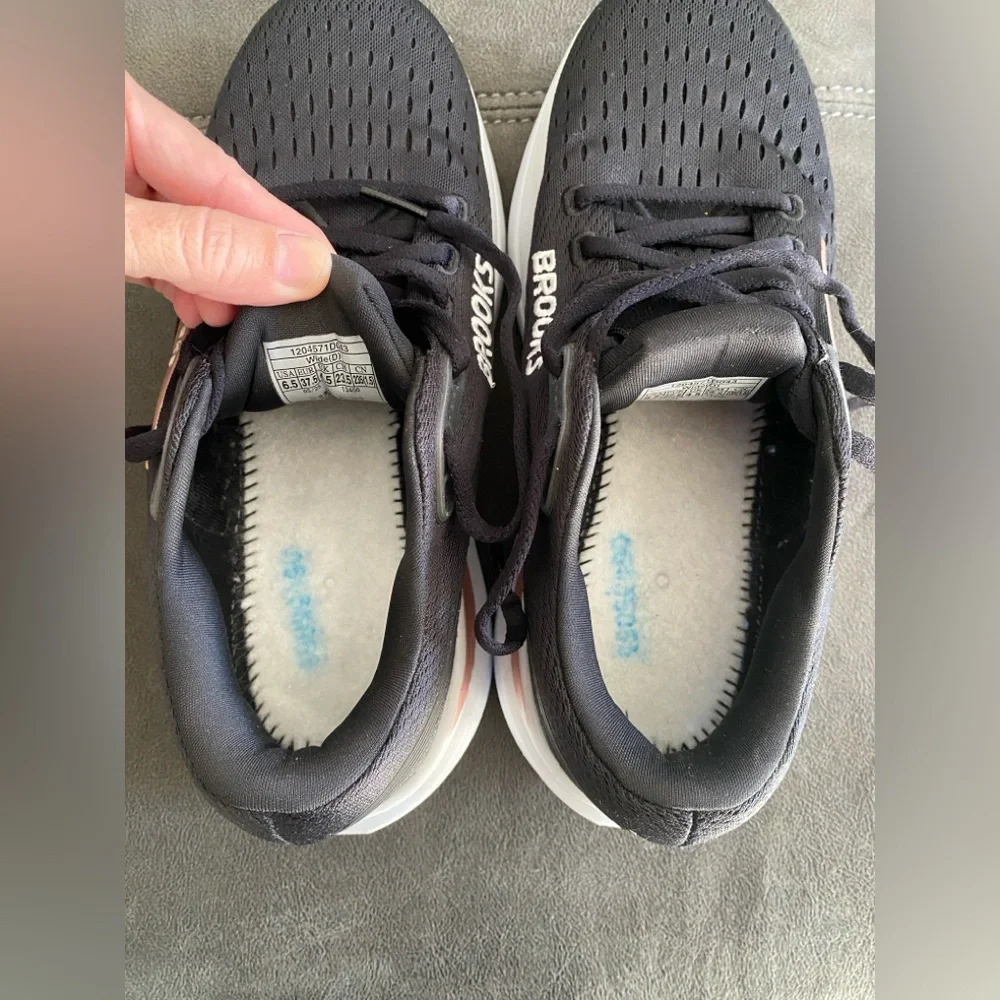 Brooks Ghost Max 3 women’s black and peach shoe 6.5 W - Picture 5 of 12